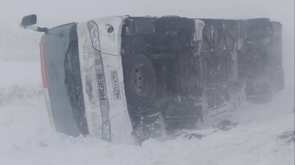 Ветер сдул в кювет автобус с 15 пассажирами в Красноярском крае