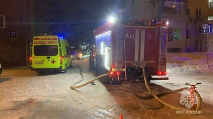 Три человека попали в больницу после пожара в пятиэтажном доме в Новосибирске