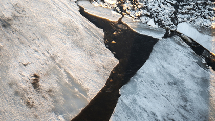 Трактор с двумя людьми ушел под речной лед в Якутии