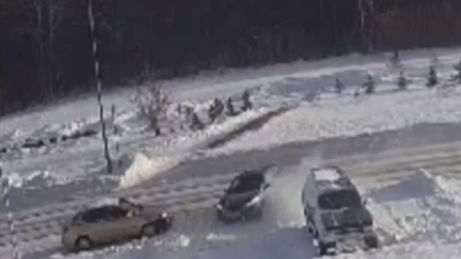 Момент ДТП из-за колеи в Кемерове попал на видео