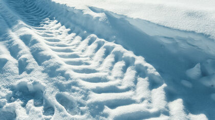 Снег стал преградой для транспорта в поселке Кемеровской области 