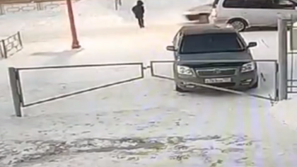 Момент наезда автомобиля на школьника на пешеходном переходе в Кузбассе попал на видео