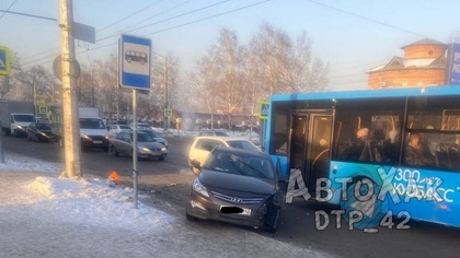 Жесткая авария с участием учебного автомобиля произошла в Новокузнецке