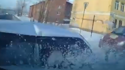 Момент ДТП с тремя машинами и раненым подростком в Кемерове попал на видео
