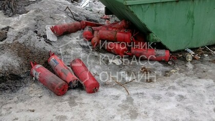 Свалка огнетушителей появилась в частном секторе Новокузнецка