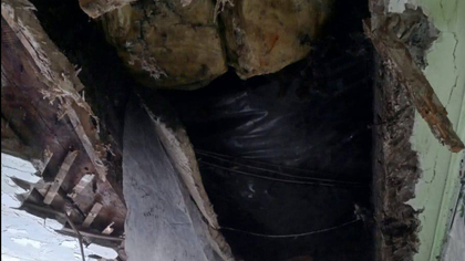Потолок рухнул в проблемном многоквартирном доме в Новокузнецке
