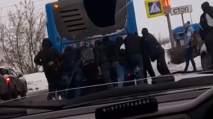 Толпа мужчин оказалась вынуждена толкать "обессилевший" автобус в Новокузнецке