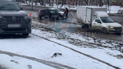 Легковушки столкнулись посреди дороги у ТЦ в Новокузнецке