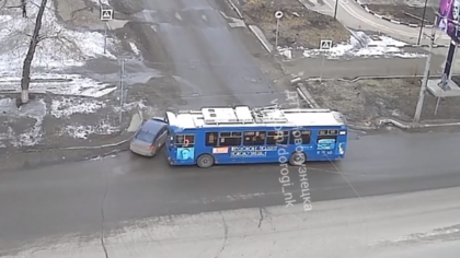 Курьезное ДТП с троллейбусом произошло в Новокузнецке