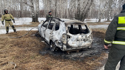 Человек сгорел в машине около кладбища в Кузбассе