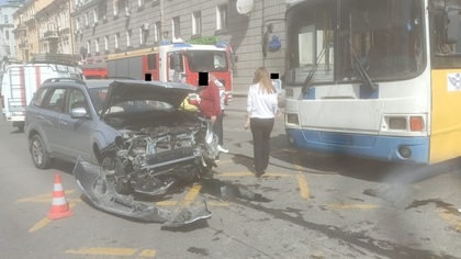 Три автомобиля и троллейбус попали в ДТП в Ростове-на-Дону
