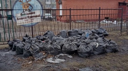 Пролежавший всю зиму мусор на детской площадке возмутил кузбассовцев