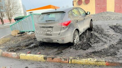 Десятки автомобилистов в Новокузнецке попали под статью за парковку на газонах