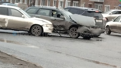 Автомобили жестко столкнулись у торгового дома в Прокопьевске