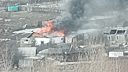 Кузбассовцы сняли на видео горящее здание