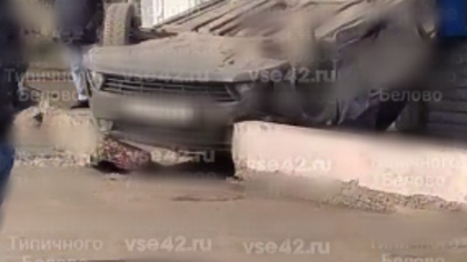 Соцсети: автомобиль опрокинулся на крышу неподалеку от ритуального агентства в кузбасском городе