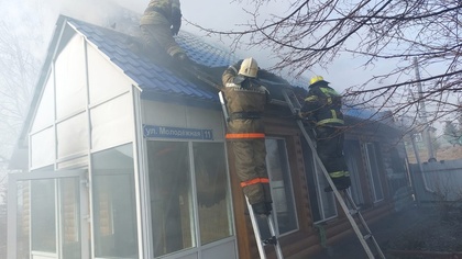 Спасатели показали кадры из сгоревшего дома с мансардой в Кузбассе