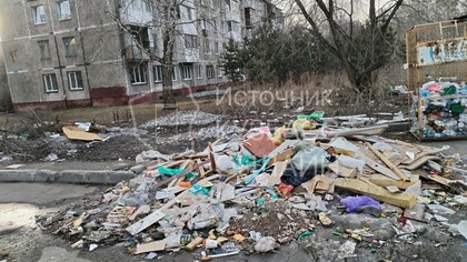 Огромная куча мусора образовалась во дворе в Кировском районе Кемерова