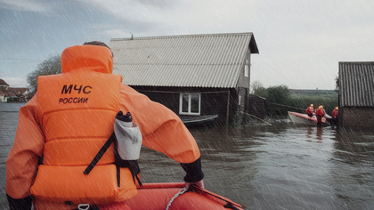 На месте десятки спасателей: МЧС показало кадры вышедшей из берегов реки в Юргинском округе