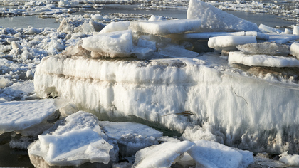 Огромные глыбы льда завалили дорогу после разлива реки в Кузбассе