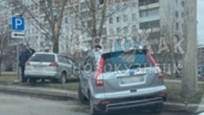 Легковушка вылетела с дороги после ДТП в Новокузнецке