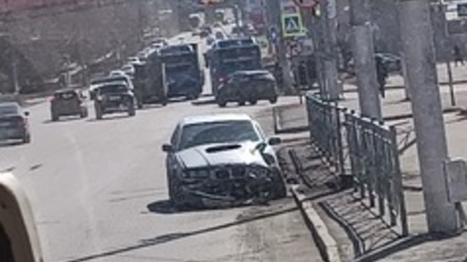 Автомобиль влетел в ограждение на перекрестке в Кемерове