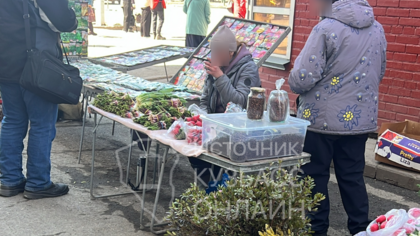Стихийный рынок помешал пешеходам в Новокузнецке