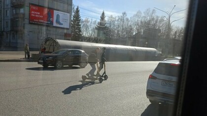 Самокатчики ринулись через шесть полос на дороге в Новокузнецке