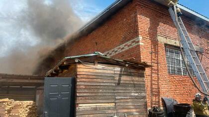 Пожар на складе с пиломатериалами в Краснодарском крае попал на камеру
