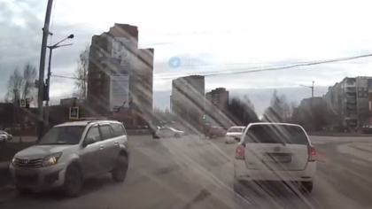 Мужчина выпал из багажника ехавшей машины прямо перед экипажем ДПС в Кузбассе