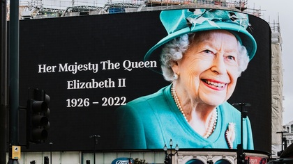 Церемония открытия первого памятника Елизавете II состоялась в Великобритании