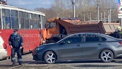 "Проезд перекрыли": трамвай и КАМАЗ столкнулись в Прокопьевске