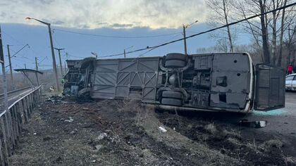Количество пострадавших в ДТП с перевернувшимся автобусом в Новокузнецке увеличилось