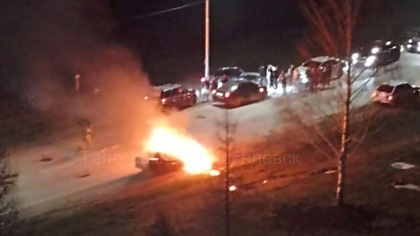 Горящий автомобиль попал на камеру в Кузбассе
