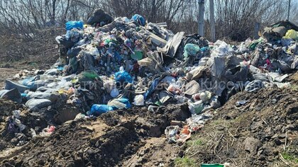 Соцсети: застрявший на дороге мусоровоз сбросил груз в кузбасском частном секторе