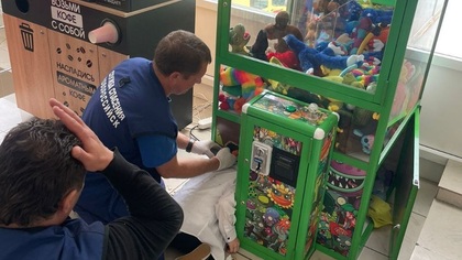 Застрявший в автомате с игрушками ребенок попал на камеру в Краснодарском крае