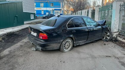 Пьяный лихач на BMW протаранил забор лицея в Кузбассе