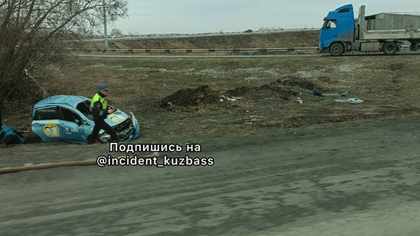 Такси превратилось в груду металла на выезде из Кемерова