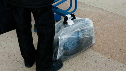 Сотрудники аэропорта Пулково перестали принимать багаж в пищевой пленке