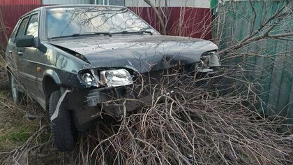  Автомобиль залетел на куст в Кузбассе
