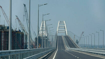 Власти перекрыли движение транспорта по Крымскому мосту 