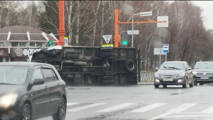 Перевернувшийся грузовик затруднил движение в центре Кемерова