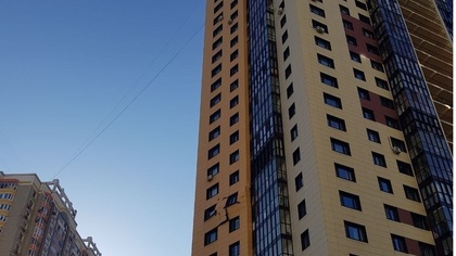 Фасад многоэтажного дома в Москве оказался поврежден в результате хлопка