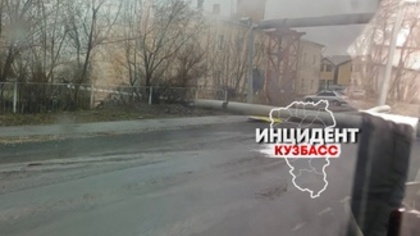 Дорога перекрыта: манипулятор снес трубу в кузбасском поселке