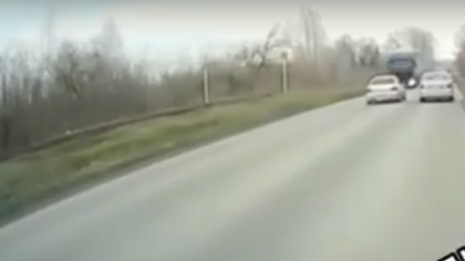 Новокузнечанин заснял на шоссе смертельно опасный трюк бесстрашного лихача