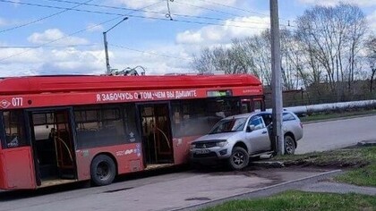 Электробус вжал автомобиль в столб на дороге в Новокузнецке