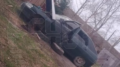 Упавшая с домкрата машина насмерть раздавила парня в Свердловской области