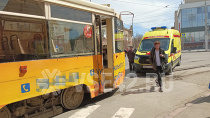 Девочка упала под трамвай в центре Кемерова