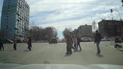 Момент столкновения машин на кемеровском проспекте попал на видео