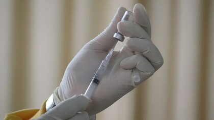 Британская компания начала отзывать свою вакцину от COVID-19 из-за побочного эффекта